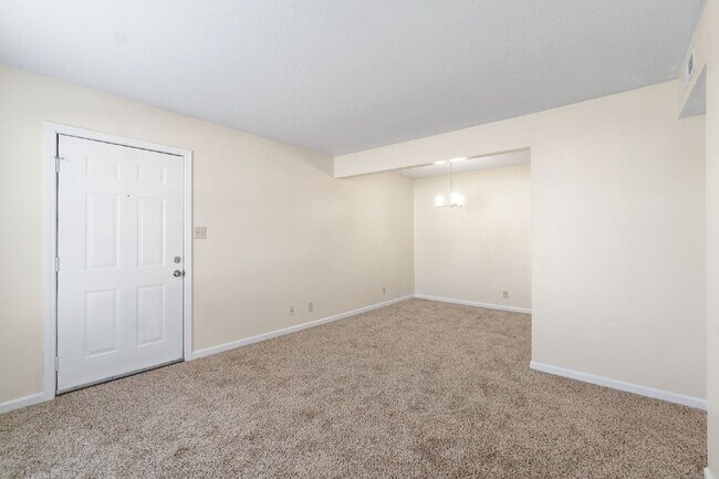 Building Photo - Spacious 2BR with Walk-In Closet, Washer/Dryer & Open Living Area