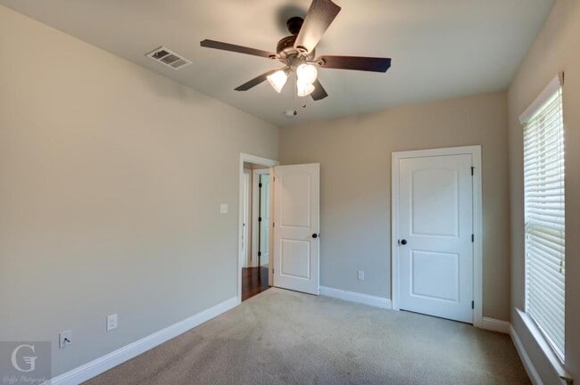 Building Photo - 650 Alder Ln