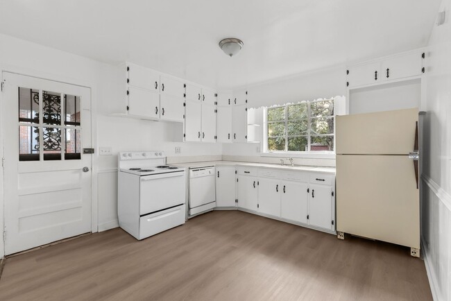 Building Photo - Beautifully Renovated 4 Bedroom 1 Bath Hom...