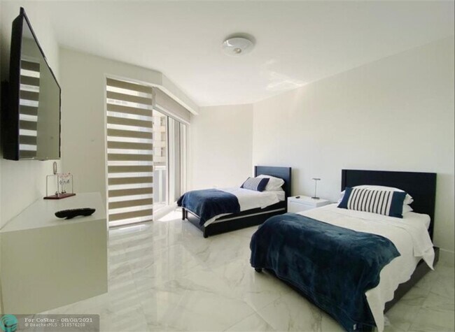 Building Photo - 9559 Collins Ave