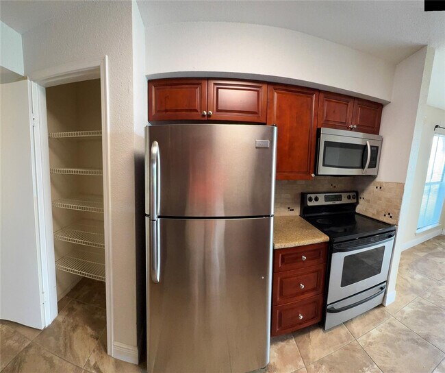 Building Photo - 805 Riverside Dr