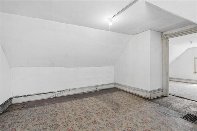 Building Photo - 5-bedroom, 1-bath home in East Pittsburgh