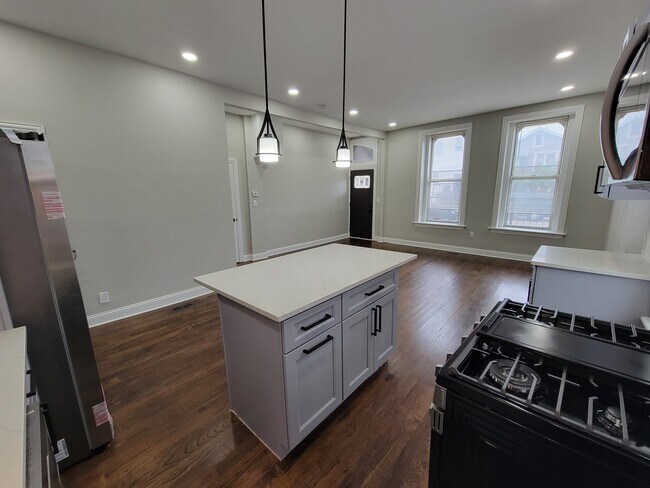 Building Photo - 1157 W 19th St
