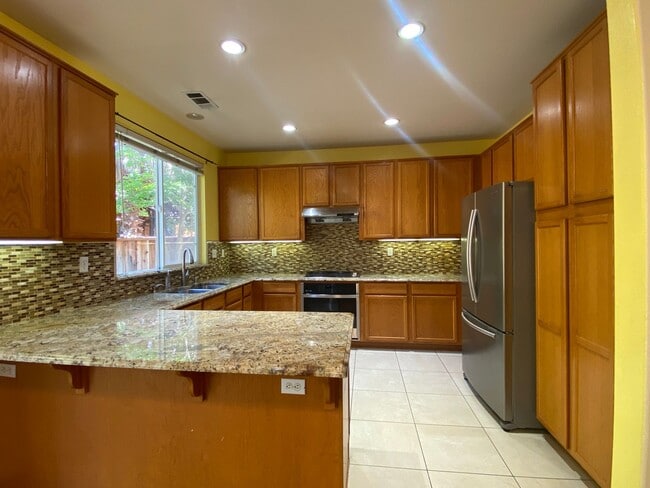Building Photo - Open Single-Family 3Bed/2.5BA Home Mere Mi...