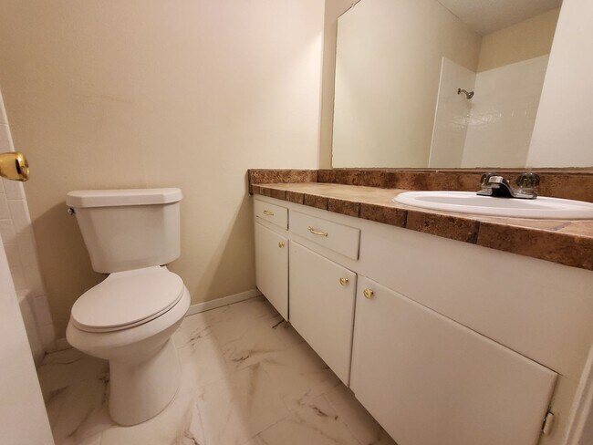 Building Photo - Nice family 3 bedroom and 2 bath home in a...