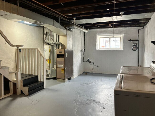 Building Photo - Beautiful & spacious 3b/1.5b home