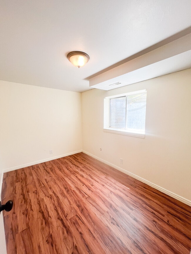Building Photo - Stylish Light & Bright Space in the Heart ...