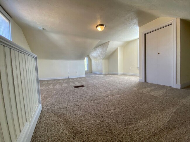 Building Photo - Spacious 3br house with off street parking