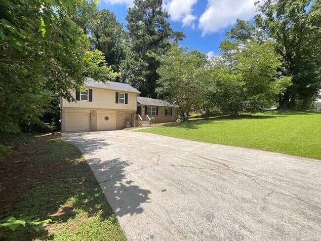 Building Photo - 545 Navarre Dr