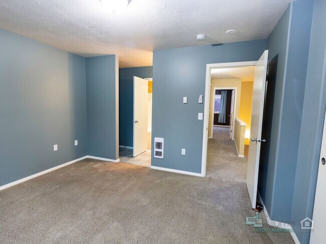 Building Photo - 5215 SE Pardee St