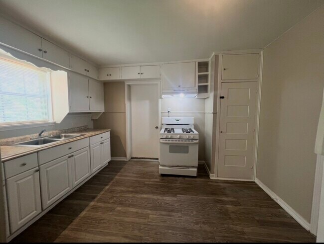 Building Photo - 415 Randall St