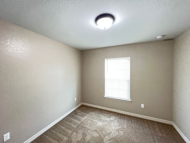 Building Photo - INCREDIBLE 3 Bedroom, 2 Bathroom Home in Ocala!!