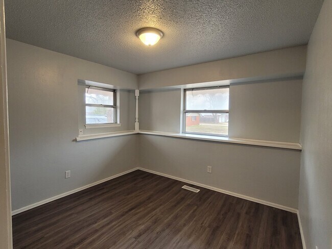 Building Photo - 400 Rosewood Dr