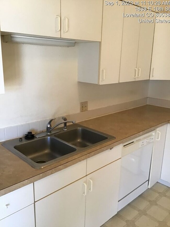 Building Photo - 2 Bedroom 1 Bath - Garden Level Apartment