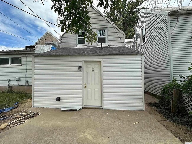 Building Photo - 836 Adams St