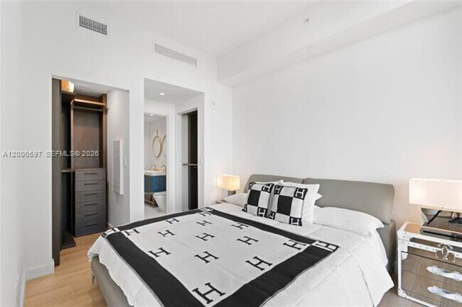 Building Photo - 2678 Tigertail Ave