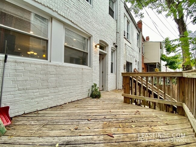 Building Photo - 446 Lamont St NW
