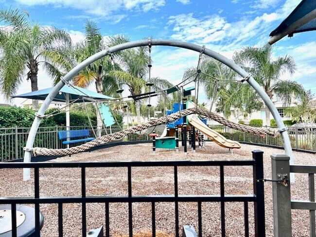 Building Photo - 2/2 UNFURNISHED - ADORABLE BUNGALOW- WITH GARAGE/GATED COMMUNITY