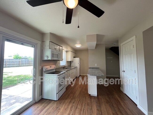 Building Photo - 6642 Holcomb Cir