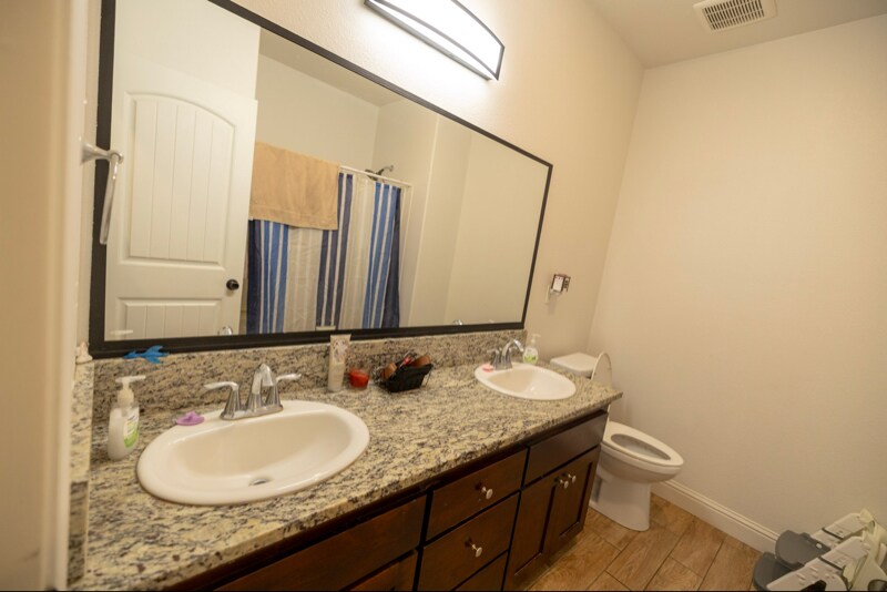 Building Photo - 1087 S Orangewood Dr
