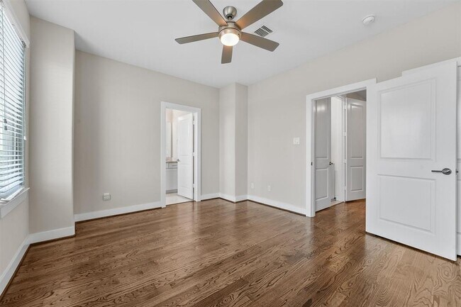 Building Photo - 5815 E Post Oak Ln
