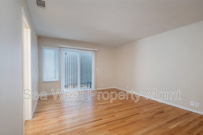 Building Photo - 846 S Cedros Ave