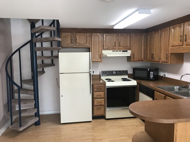 Building Photo - 2 Bedroom, 1 Bath, Unfurnished Condo in Sterling Village!