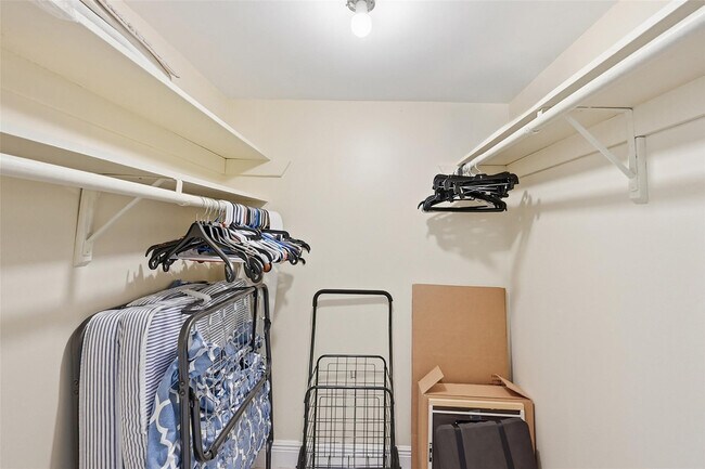 Building Photo - 405 N Ocean Blvd