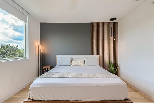 Building Photo - 900 S 1st St