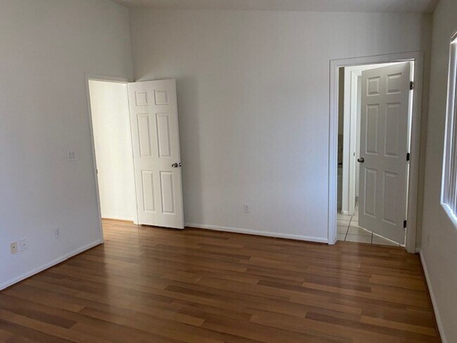 Building Photo - 3 BR 2BA House w/Fenced yard & Garage, Hol...