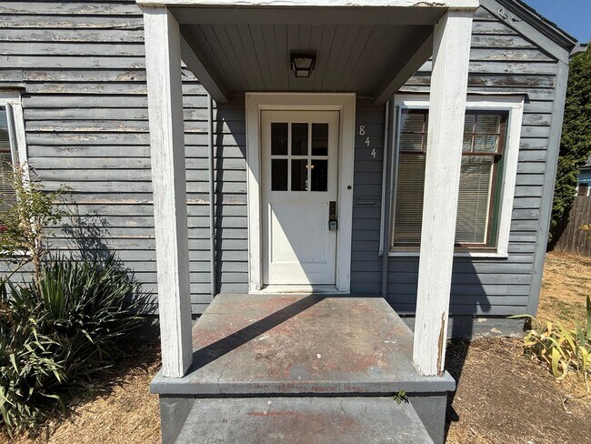 Building Photo - 844 D St