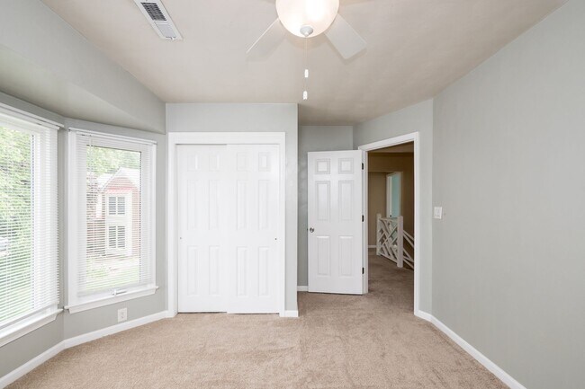 Building Photo - 5 Bedroom, 2.5 Bath Home for Rent in Salem Woods