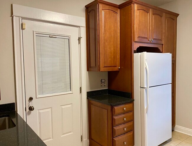 Building Photo - 909 W Gordon Terrace