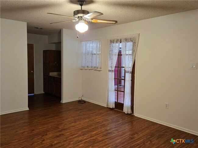 Building Photo - 248 Hilltop Dr