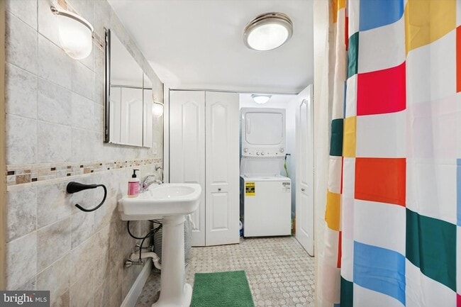 Building Photo - 341 Dickinson St