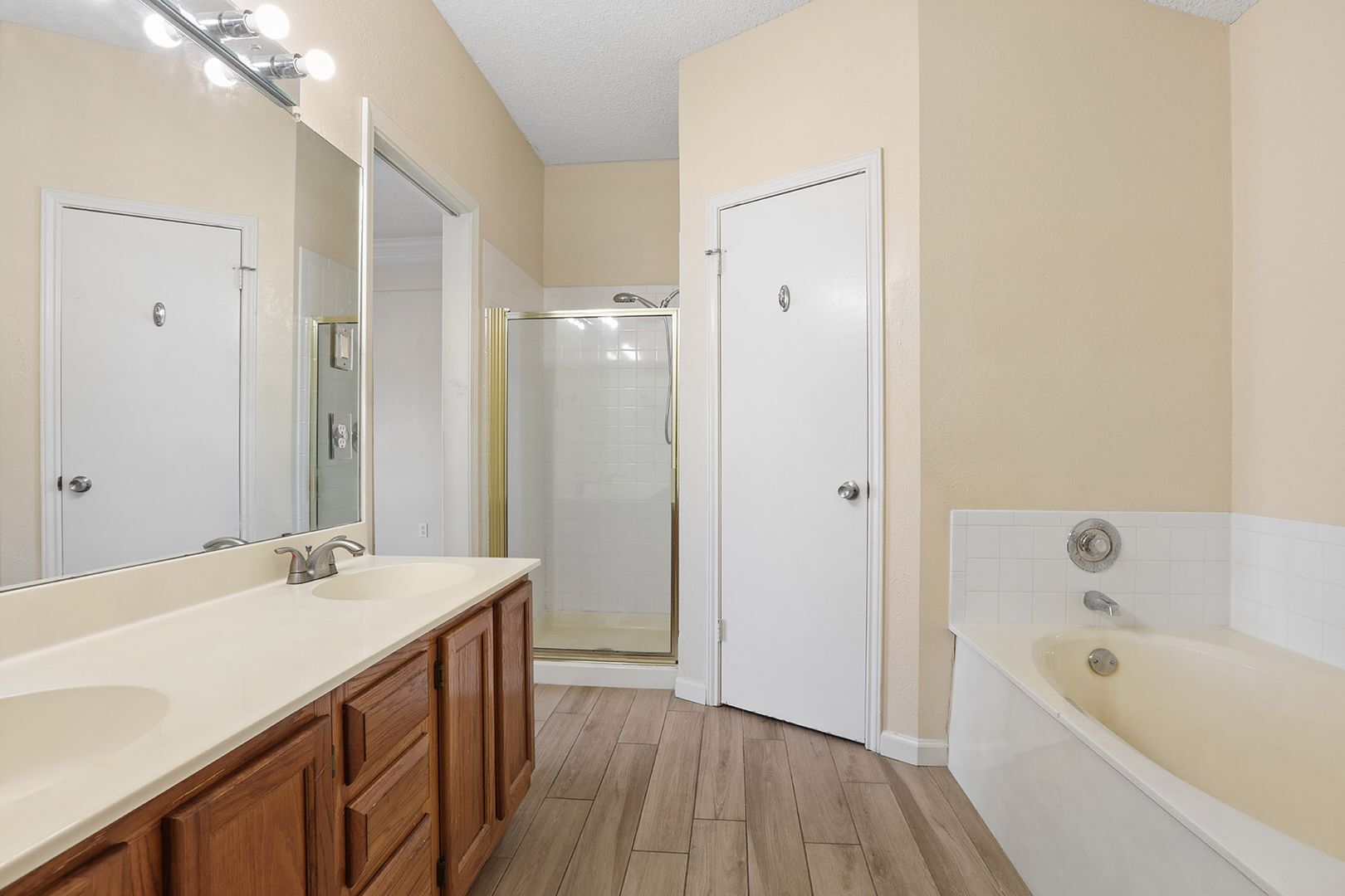 Building Photo - 15301 Ecorio Dr