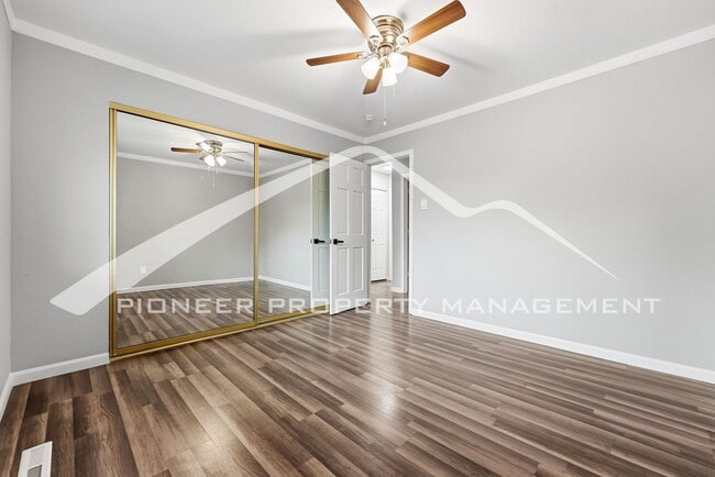 Building Photo - Gorgeous Home with Central AC and Fenced Yard