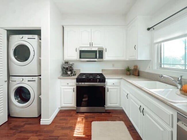 Building Photo - Gorgeous 2 Bed with Views East to the Moun...