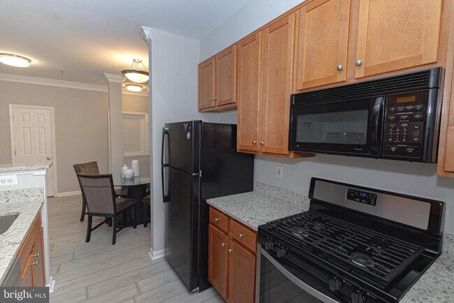 Building Photo - 4854 Eisenhower Ave