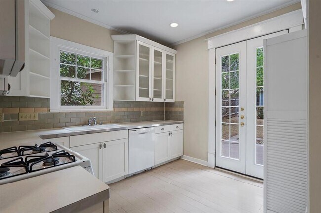 Building Photo - Exclusive New 4 Bed Remodeled with huge ba...