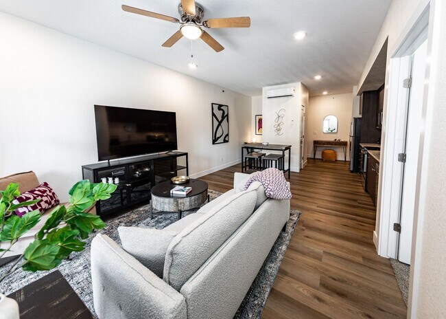 Building Photo - 1 Bed Luxury Apartment near Garden of the Gods