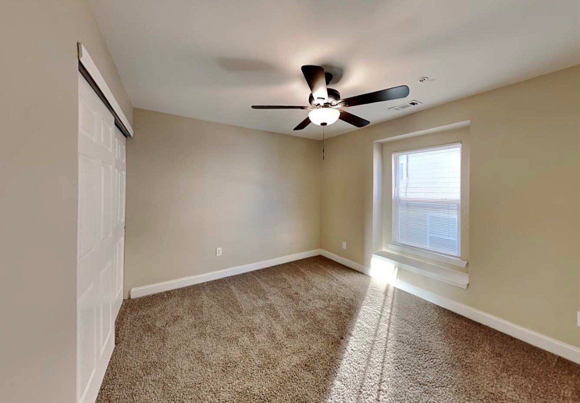 Building Photo - 380 Roseglen Dr NW
