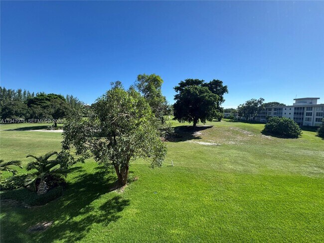 Building Photo - 3300 N Palm Aire Dr