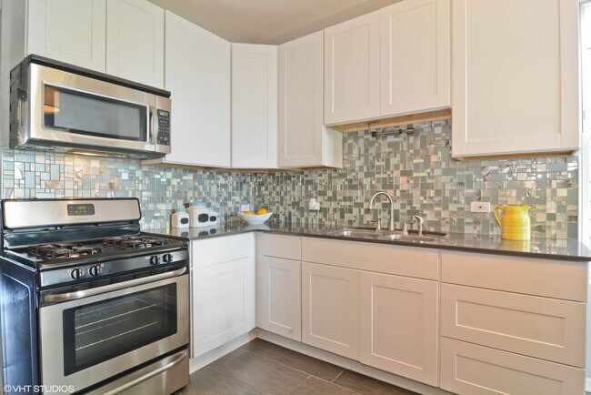 Building Photo - 3747 W Diversey Ave