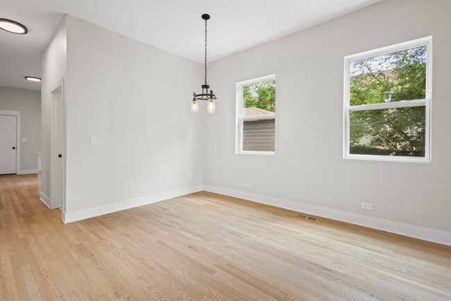 Building Photo - 6445 S Rhodes Ave