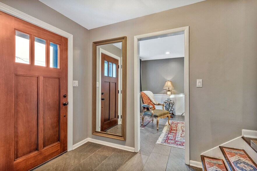 Building Photo - 808 Roseview Dr