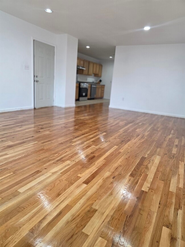 Building Photo - 72 Zabriskie St