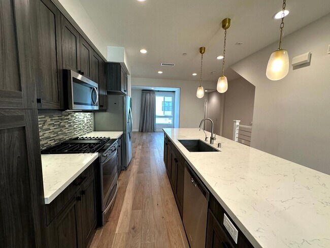 Building Photo - Fantastic 3 Story Townhome - 2 bedrooms - ...