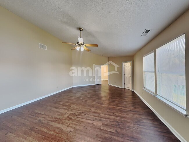 Building Photo - 529 Austrian Way