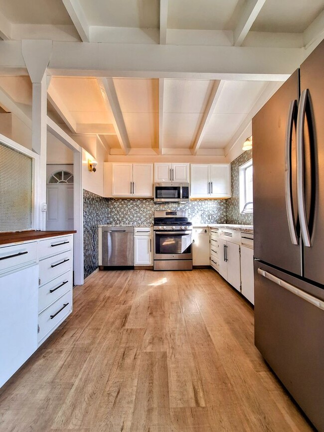 Building Photo - Refurbished 3bd Single Story House With Carport & Large Yards